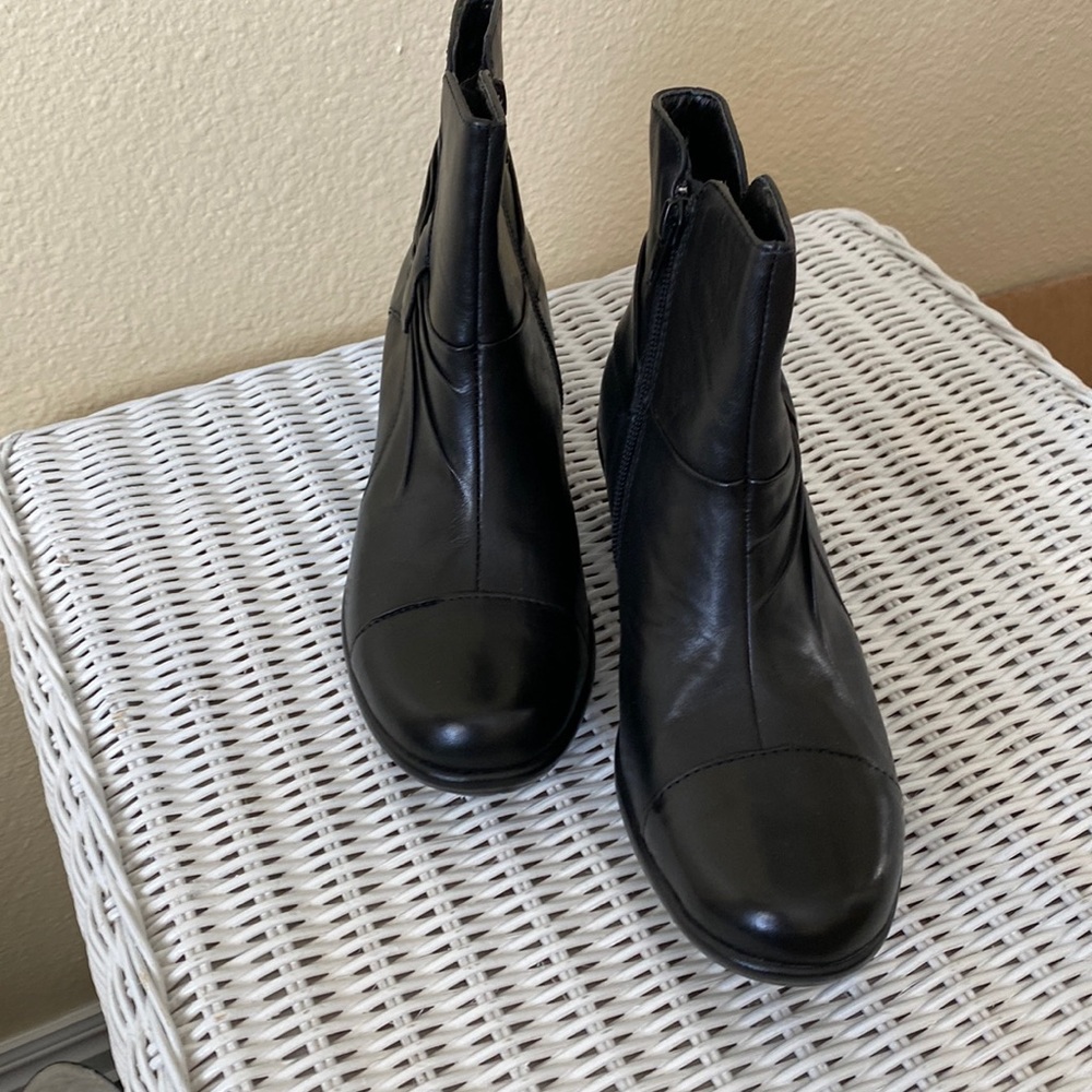 Women’s zipper boot
